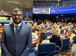 Deputado Gabriel Porto participa de homenagem ao Dia do Médico no Senado
