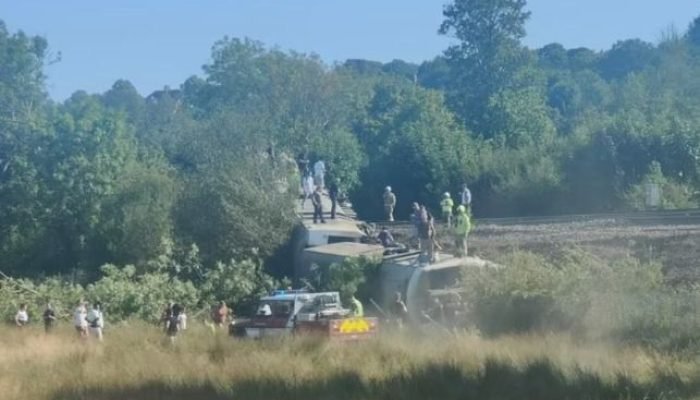 Descarrilamento de trem no sul da Inglaterra mobiliza serviços de emergência