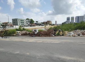 Descarte de lixo transforma Canal do Fragoso em problema ambiental
