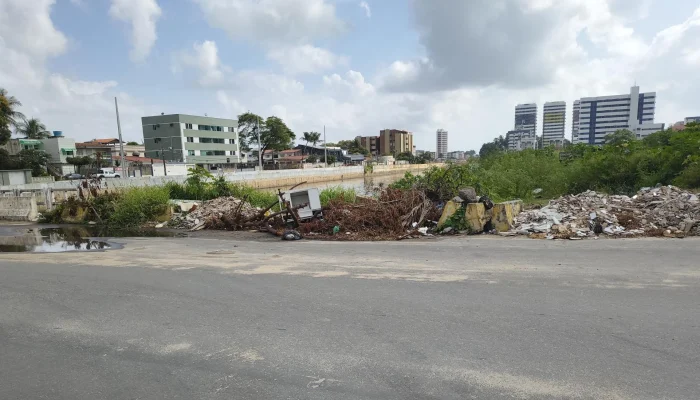 Descarte de lixo transforma Canal do Fragoso em problema ambiental