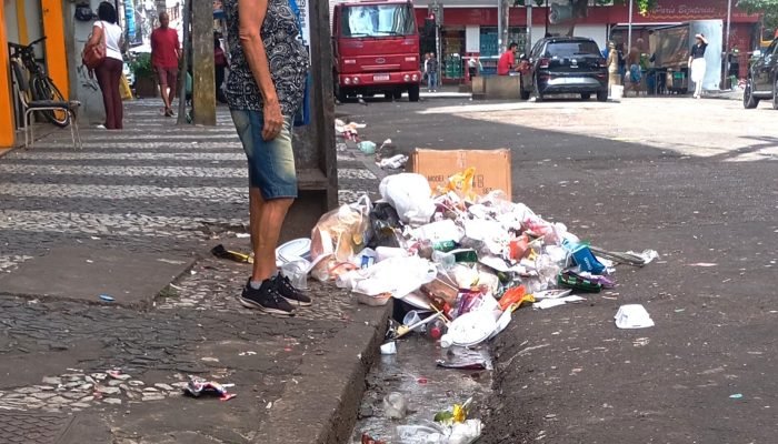 Descarte irregular de lixo e abandono no centro do Recife preocupam moradores