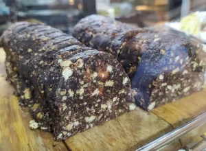 Descubra como fazer o tradicional salame de chocolate português