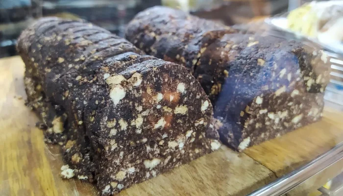 Descubra como fazer o tradicional salame de chocolate português