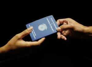 Desemprego no Brasil atinge menor nível desde 2012, aponta IBGE