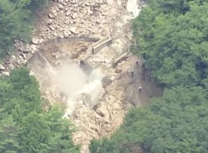Deslizamento de terra isola centenas em Nagano, Japão