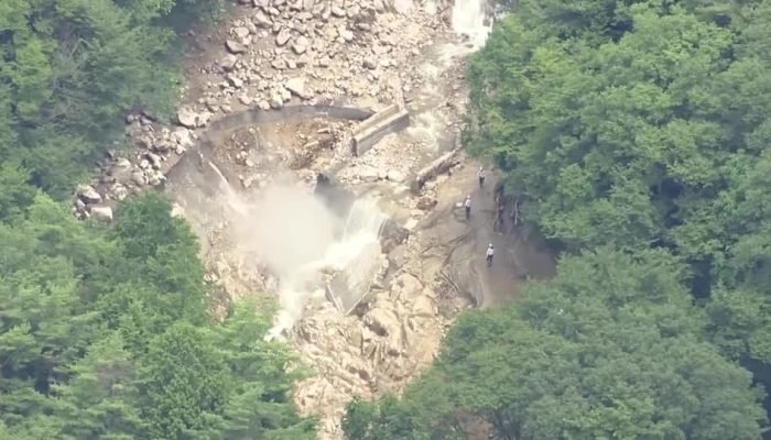 Deslizamento de terra isola centenas em Nagano, Japão