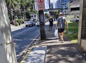 Desnível em calçada no Recife preocupa pedestres