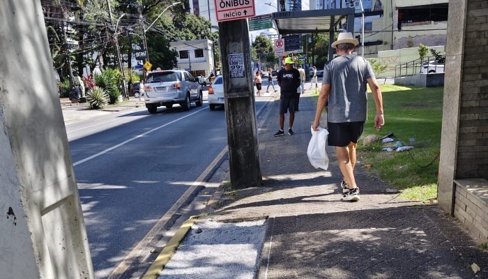 Desnível em calçada no Recife preocupa pedestres