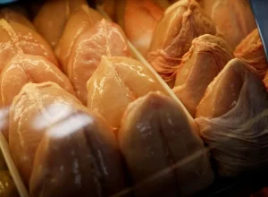 Diferenças entre frango com pele amarela e branca: o que considerar na hora da compra