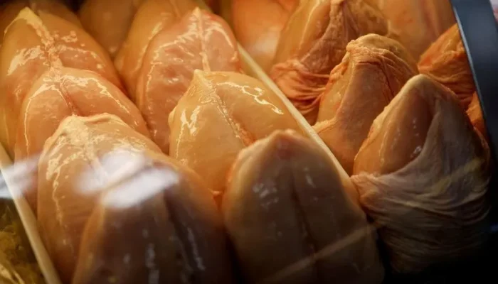 Diferenças entre frango com pele amarela e branca: o que considerar na hora da compra