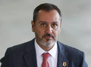 Diretor da PF confirma pedido de Mendonça por cópia de celular de ex-banqueiro