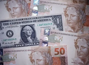 Dólar cai abaixo de R$ 5,10 com incertezas eleitorais no Brasil