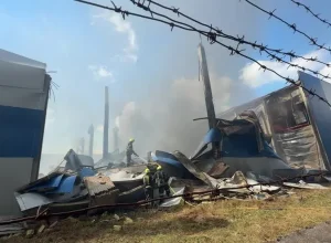 Drone russo atinge armazém nos arredores de Kiev em meio a tensões