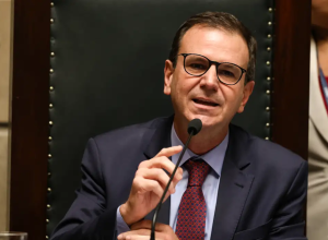 Eduardo Paes lidera corrida ao governo do RJ em pesquisa eleitoral