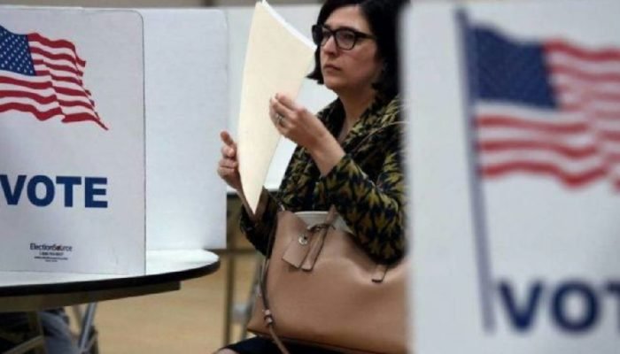Eleitores dos EUA mostram preferência por democratas, mas desconfiam de ambos os partidos