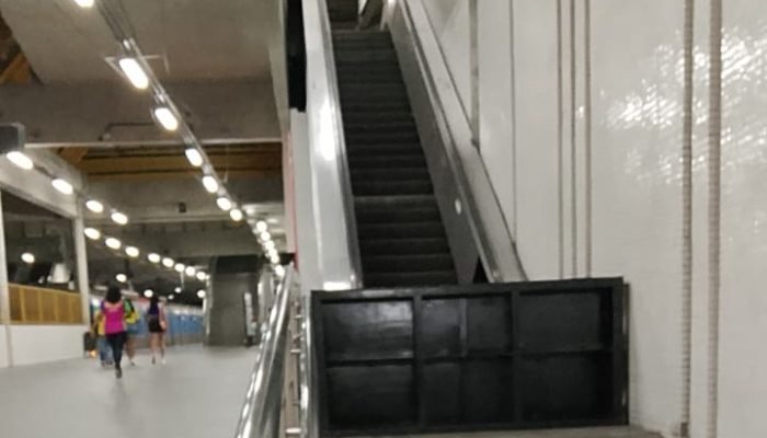 Escada rolante quebrada no metrô do Recife gera transtornos