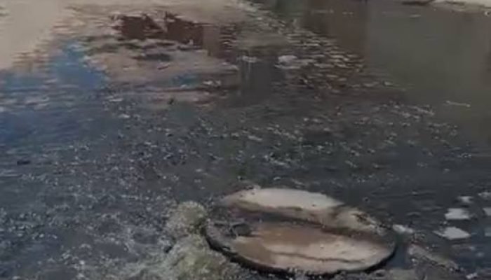 Isso é uma vergonha. Ninguém toma providências, e já faz é tempo que eu passo por aqui