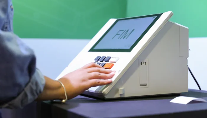 Especialista prevê migração de votos da terceira via para Flávio Bolsonaro