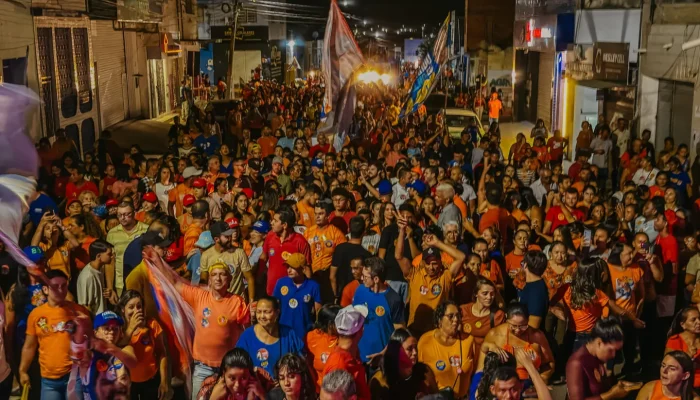 Evilásio lidera caminhada com Roberta Arraes e Fernando Filho em Araripina