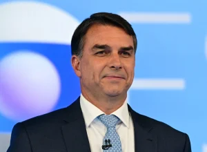 Expectativa de vitória de Flávio Bolsonaro movimenta mercado financeiro