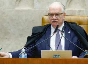 Fachin discute rito para julgamento de relatório da PF com ministros do STF