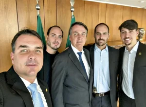 Família Bolsonaro enfrenta críticas ao impor candidato por sobrenome