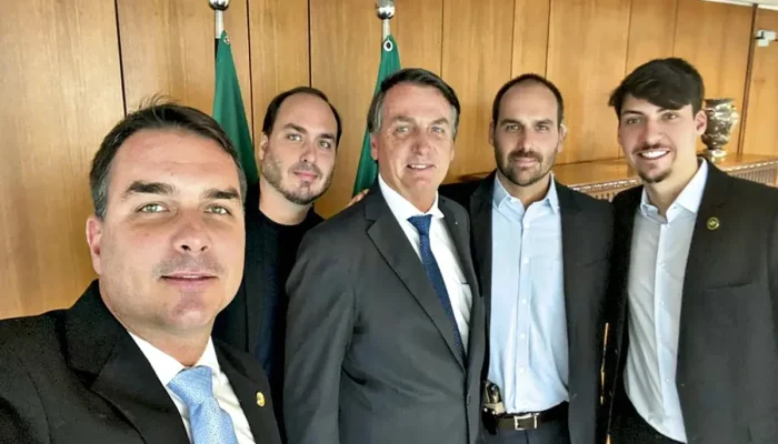 Família Bolsonaro enfrenta críticas ao impor candidato por sobrenome