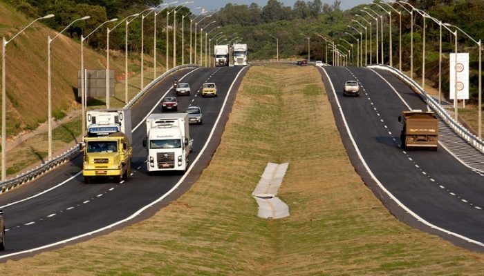 Caminhões na rodovia Fernão Dias (Foto: ANTT)