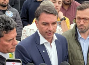 Flávio Bolsonaro afirma que Moro está convencido de sua inocência