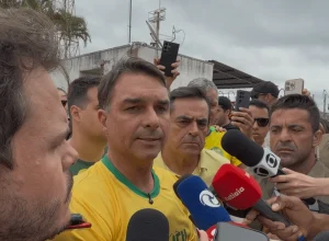 Flávio Bolsonaro afirma que troca de presidente atrairá investimentos ao Brasil