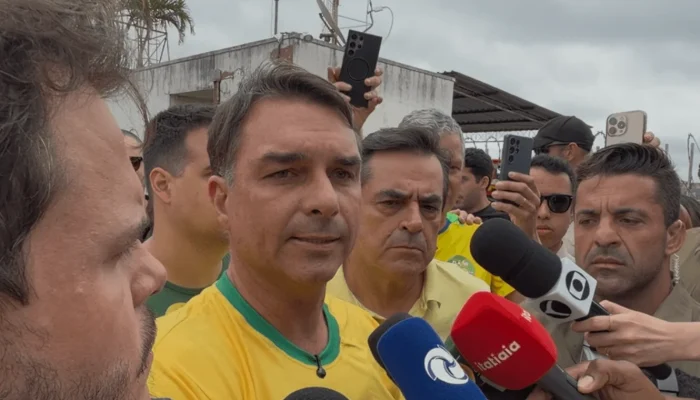 Flávio Bolsonaro afirma que troca de presidente atrairá investimentos ao Brasil