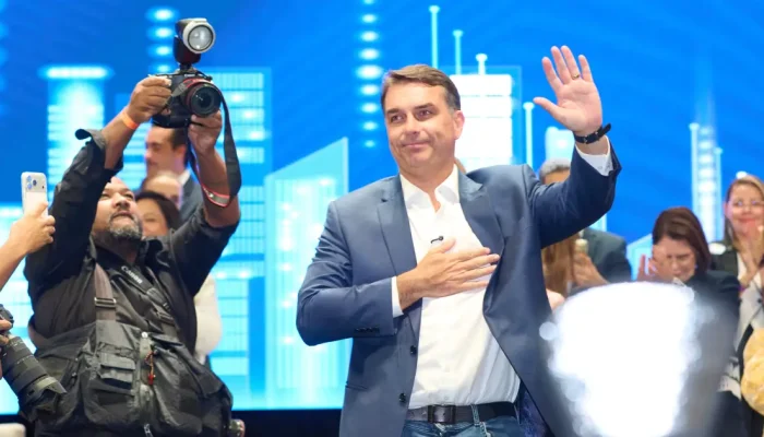 Flávio Bolsonaro afirma ter reduzido dívida pública em R$ 220 bilhões