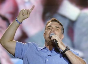 Flávio Bolsonaro apoia jornalista após crítica de Lula na TV Globo