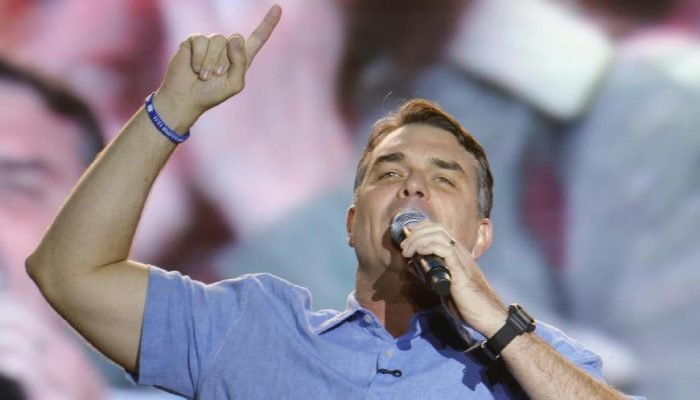 Flávio Bolsonaro apoia jornalista após crítica de Lula na TV Globo