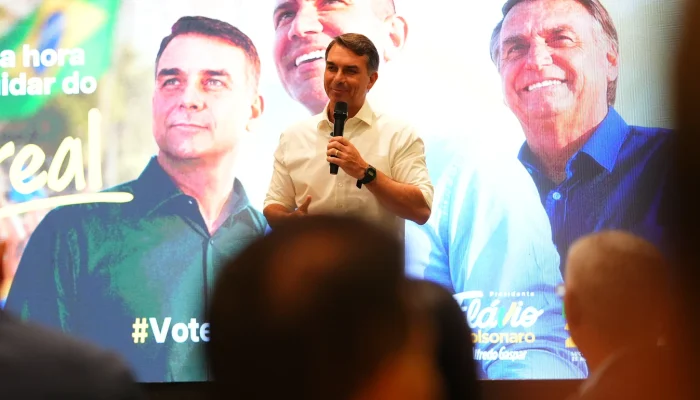 Flávio Bolsonaro busca apoio de eleitores de Zema, Caiado e Renan