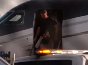 Flávio Bolsonaro chega aos EUA após ser intimado a entregar passaportes