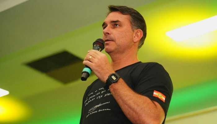Flávio Bolsonaro confirma presença em debate após recuo