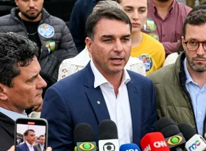 Flávio Bolsonaro critica Moraes após visita a Filipe Martins na prisão