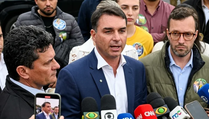 Flávio Bolsonaro critica Moraes após visita a Filipe Martins na prisão