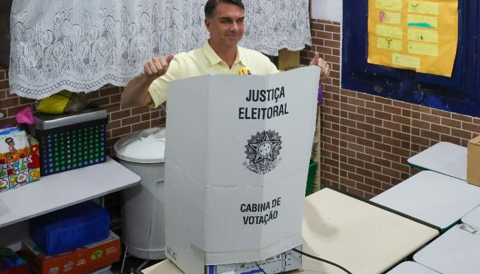 Flávio Bolsonaro declara fim da era PT em discurso pós-eleitoral