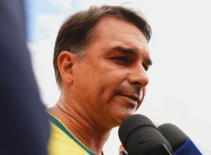 Flávio Bolsonaro defende relação econômica pragmática com a China