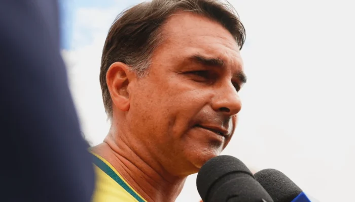 Flávio Bolsonaro defende relação econômica pragmática com a China
