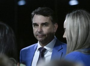 Flávio Bolsonaro defende vídeo com IA e nega conhecimento do pai