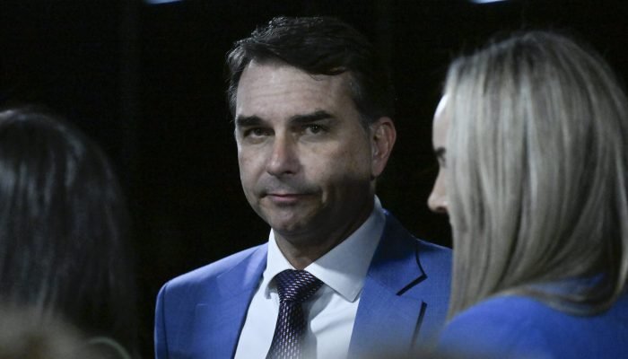 Flávio Bolsonaro defende vídeo com IA e nega conhecimento do pai