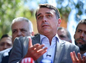 Flávio Bolsonaro e a polêmica contratação da Elytron por R$ 600 mil
