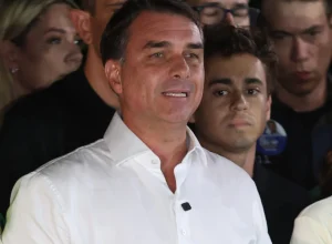 Flávio Bolsonaro é intimado a entregar passaportes pela Polícia Federal