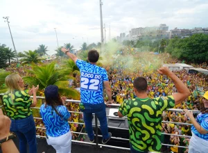 Flávio Bolsonaro encerra campanha com ato na Barra da Tijuca
