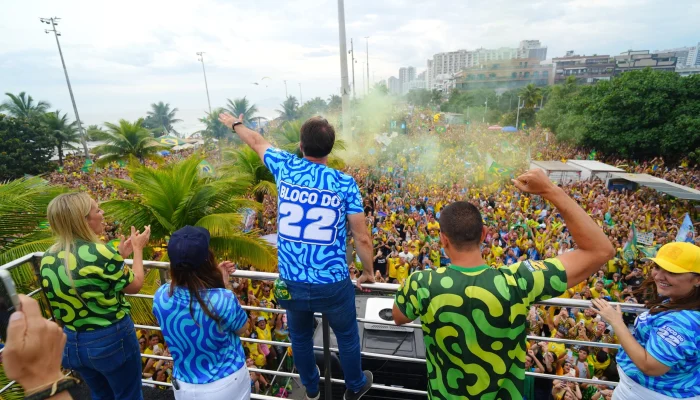 Flávio Bolsonaro encerra campanha com ato na Barra da Tijuca