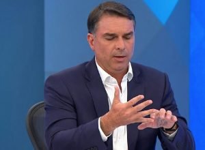 Flávio Bolsonaro evita esclarecer contrato de filme com Vorcaro