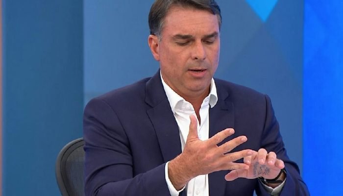 Flávio Bolsonaro evita esclarecer contrato de filme com Vorcaro